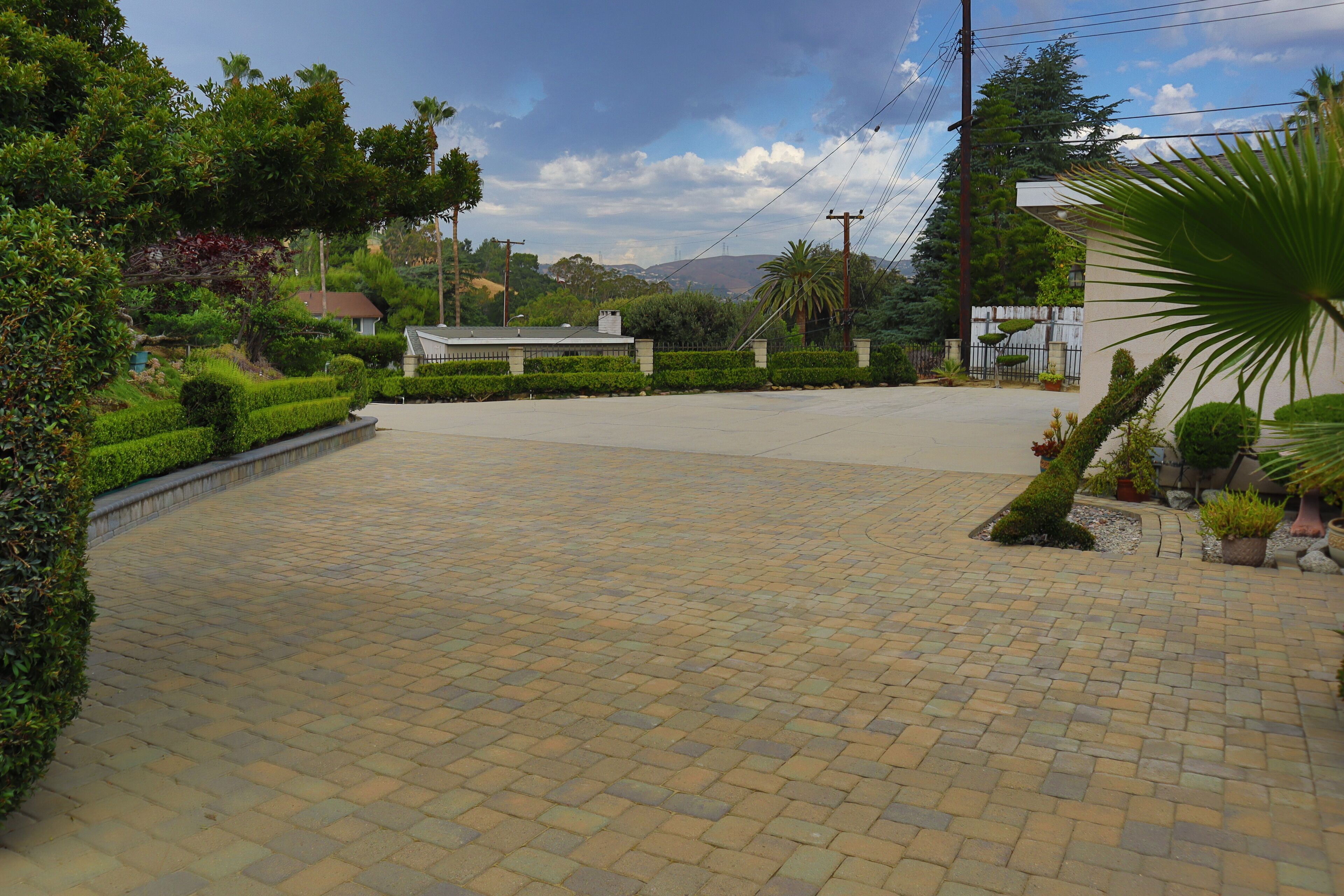 Very private vacation home with view of the hills,