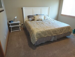 3 bedrooms, iron/ironing board, WiFi, bed sheets - Near Whitworth University,  quiet, dead end street (Spokane)
