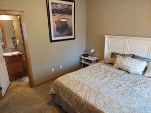 3 bedrooms, iron/ironing board, WiFi, bed sheets - Near Whitworth University,  quiet, dead end street (Spokane)