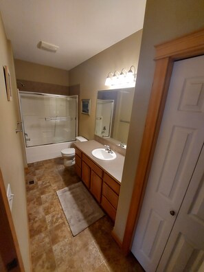 Combined shower/bathtub, hair dryer, towels, soap - Near Whitworth University,  quiet, dead end street (Spokane)
