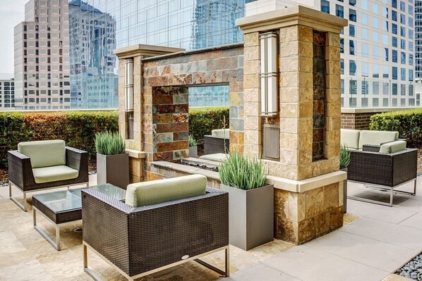 Property grounds - Sleek Downtown 1BR w/ Gym, Deck & W/D, walk to 6th St bars, by Blueground (Austin)