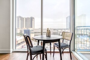 Dining - Sleek Downtown 1BR w/ Gym, Deck & W/D, walk to 6th St bars, by Blueground (Austin)