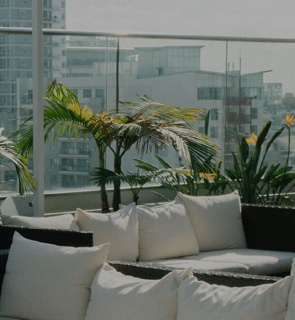 Property grounds - Upscale Cambridge 1BR w/ Gym & W/D, walk to Harvard Bridge, by Blueground (Cambridge)