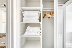 Interior - Airy North Hollywood 2BR w/ Gym & Pool, near TJ & shops, by Blueground (Los Angeles)