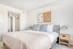 2 bedrooms, iron/ironing board, WiFi, bed sheets - Airy North Hollywood 2BR w/ Gym & Pool, near TJ & shops, by Blueground (Los Angeles)