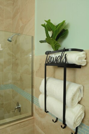 Shower - Snowbird Friendly Retreat w/ Seaview Balcony and Fast Wifi/AC (Runaway Bay)