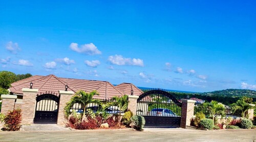 Snowbird Friendly Retreat w/ Seaview Balcony and Fast Wifi/AC