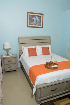 1 bedroom, free WiFi - Snowbird Friendly Retreat w/ Seaview Balcony and Fast Wifi/AC (Runaway Bay)