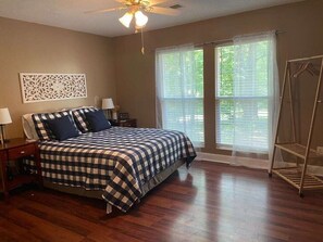 Room - Cozy home on Lake Oconee w/gameroom & Golden Tee (eatonton)