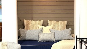 Une pièce confortable avec un lit, une chaise et une petite table.