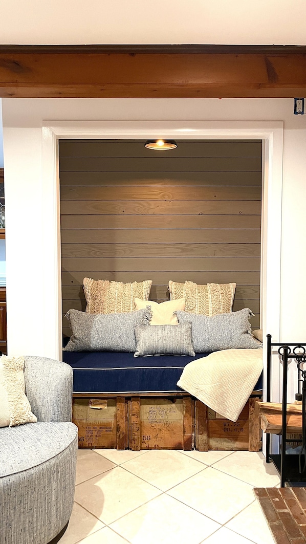 Una habitación acogedora con una cama, una silla y una mesita.