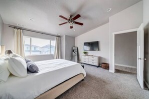 3 bedrooms, desk, iron/ironing board, WiFi - Upscale Bluffdale Townhome w/2 Car Garage (Bluffdale)