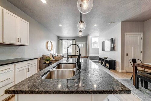 Upscale Bluffdale Townhome w/2 Car Garage