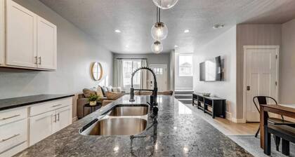 Upscale Bluffdale Townhome w/2 Car Garage
