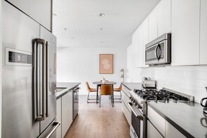 Réfrigérateur, micro-ondes, four, lave-vaisselle