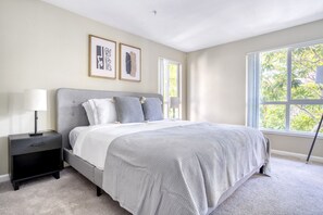 1 slaapkamer, een strijkplank/strijkijzer, wifi, beddengoed