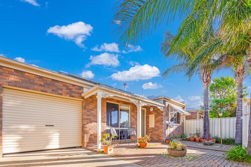 Collier Terrace: charming + central