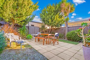 Outdoor dining - Collier Terrace: charming + central (Echuca)