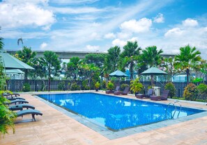 Outdoor pool - Le Premier Hotel Kota Deltamas (Cikarang)