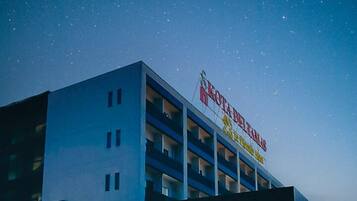 Um hotel com uma placa indicando