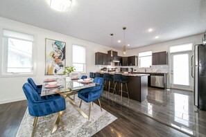 Dining - ★3B Executive Home★All King Beds✔Fireplace✔Garage (Edmonton)