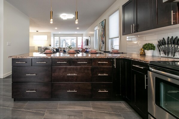 Fridge, microwave, oven, stovetop - ★3B Executive Home★All King Beds✔Fireplace✔Garage (Edmonton)