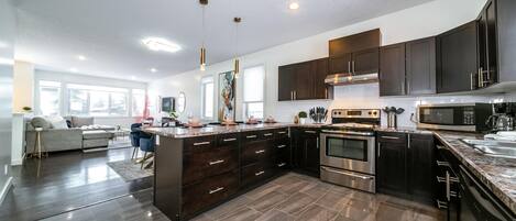 Refrigerador, microondas, horno, placa de cocina