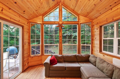 Dog-friendly wood cabin with full kitchen & free WiFi near the water