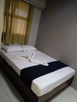 Tabla de planchar con plancha y ropa de cama 