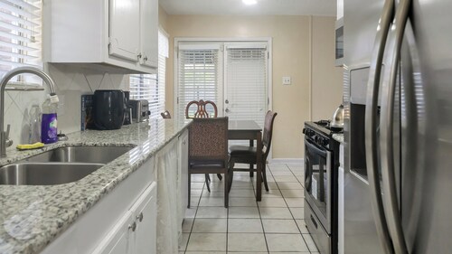 Beautiful 5 bedroom near NRG stadium (16 minutes away) in Houston