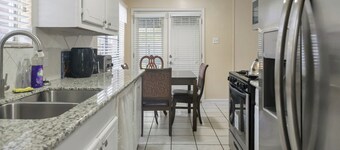 Beautiful 5 bedroom near NRG stadium (16 minutes away) in Houston