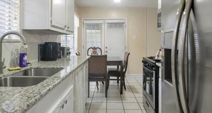 Beautiful 5 bedroom near NRG stadium (16 minutes away) in Houston