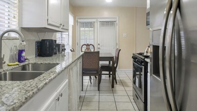 Beautiful 5 bdrm near NRG stadium (16 mins) Sabercats stadium (12mins)8beds