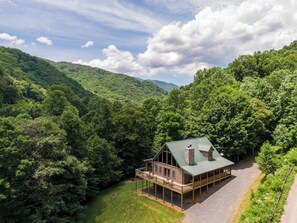 Exterior - Roaring Creek Lodge - Newland log cabin, hot tub, pool table, fire pit (Newland)