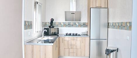 Réfrigérateur, micro-ondes, cafetière/bouilloire, grille-pain