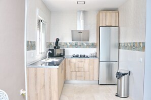 Kjøleskap, mikrobølgeovn, kaffetrakter/tekoker og brødrister