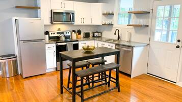 Geladeira, micro-ondas, cooktop, lava-louças