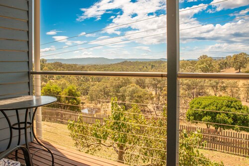 Views, nature, cosy,  close to wineries and hiking, campfire, dogs welcome