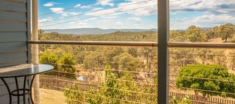 Views, nature, cosy,  close to wineries and hiking, campfire, dogs welcome