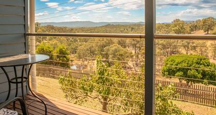 Views, nature, cosy, close to wineries and hiking, campfire, dogs welcome
