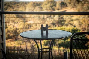 Outdoor dining - Views, nature, cosy, close to wineries and hiking, campfire, dogs welcome (Panton Hill)