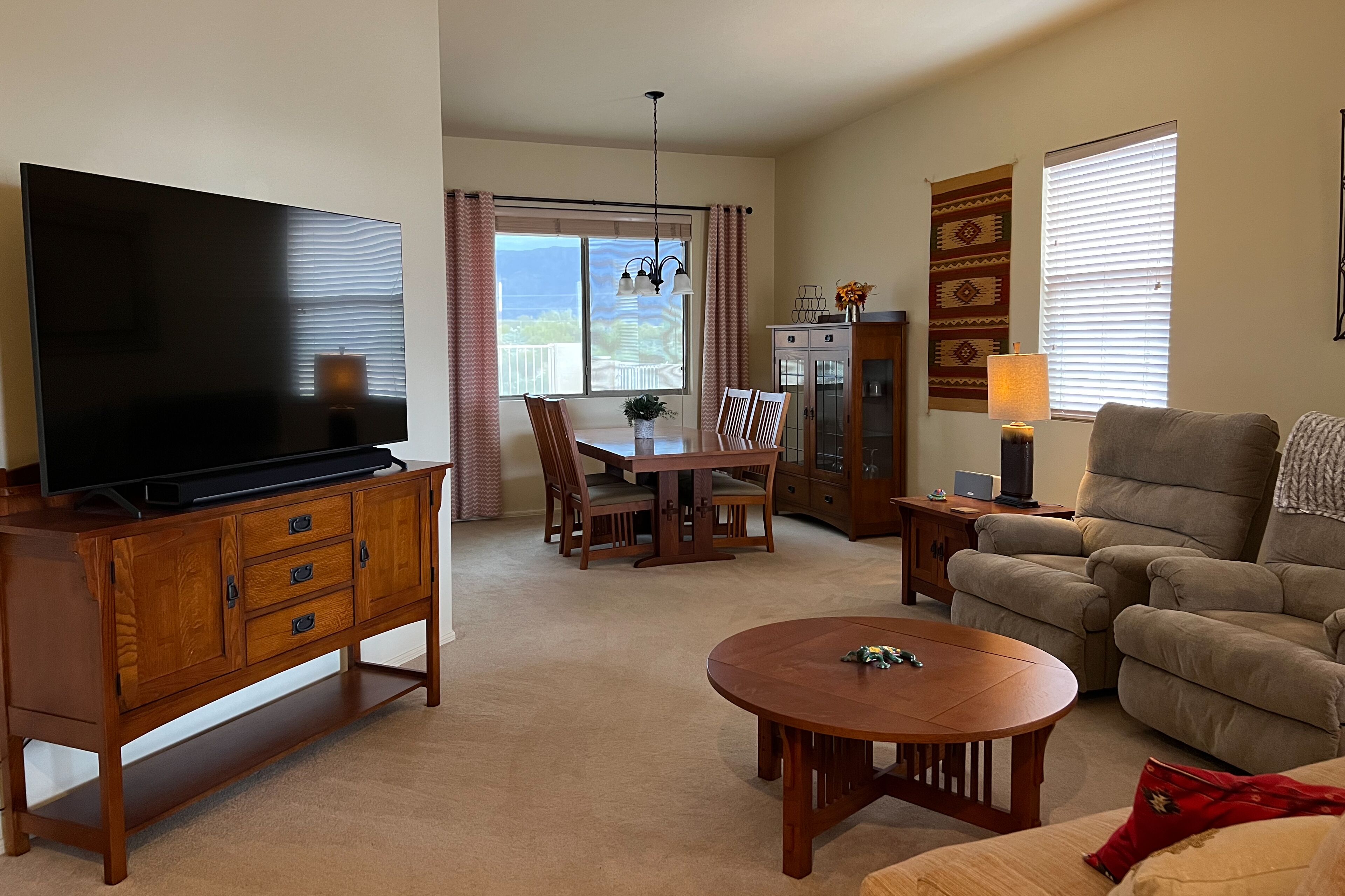 Mountain-view snowbird-friendly home with alfresco dining & Sonos - dog-friendly