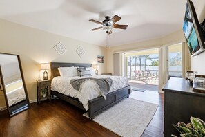 3 bedrooms, iron/ironing board, free WiFi, bed sheets - Gorgeous heated pool home - Villa Palm Tree - Roelens Vacations (Cape Coral)