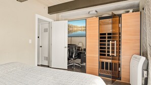 Un dormitorio con cama, escritorio y armario.
