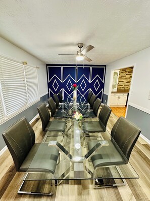 Dining - ☀️SLEEPS 12🏠 WITH PRIVATE INGROUND SWIMMING POOL/ POOL TABLE/ AMENITIES  (Buford)