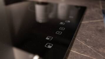 Deluxe Apartment | Private kitchen | Electric kettle, toaster