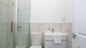 Deluxe Apartment | Bathroom | Shower, towels, shampoo