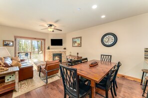 Smart TV, caminetto, libri