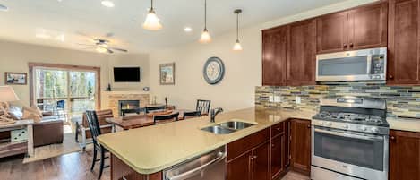 Refrigerador, microondas, horno, placa de cocina