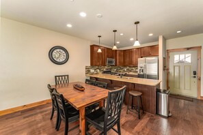 Dining - Fraser, CO, Townhome, HotTub, 3 Br, 3.5 Bath - Sleeps 8   (Fraser)